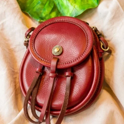 Rustic Red Sporran with Dual-Tone Leather Tassels and Brass Snap