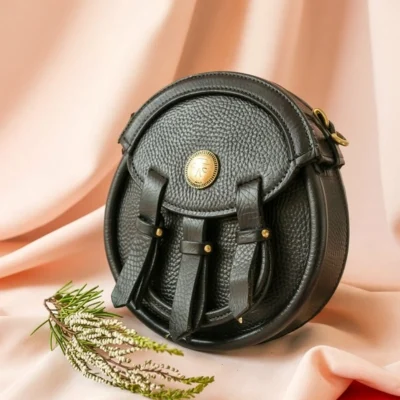 Thistle Emblem Sporran – Classic Black Leather